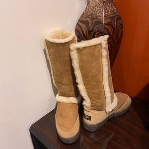 Brand new Ugg boots Authentic size 7 to small nice warm and cozy💕💕💕💕💕💕💕